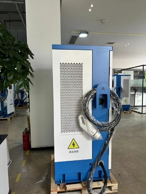 Un bon prix. Station de recharge européenne standard pour véhicules électriques de 160 kW à double canon en ligne