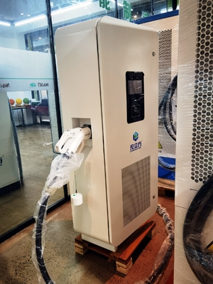 Station de recharge pour véhicules électriques à courant continu à double canon de 240 kW