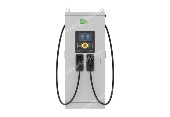 Chargeur rapide DC extérieur 80KW pour véhicules électriques, doté de deux pistolets de recharge, du protocole OCPP1.6J et d'une alimentation triphasée.